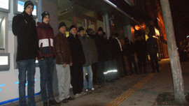 Ev sahibi olmak için gece gündüz nöbet tutuyorlar