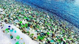 Bu plaj başka! Burada kum yerine cam parçaları var