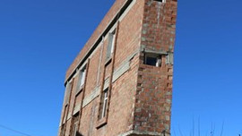 Siverek'te iki katlı ilginç bina görenleri şaşırtıyor