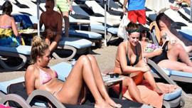 Ege yanıyor! Turistler denize akın etti