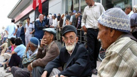 Emekliler giderek fakirleşiyor