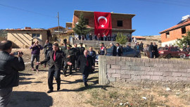 Şehit oğlunun yardımıyla ev yaptı!