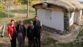 Hayvansever çiftçi kaplumbağa ev yaptı