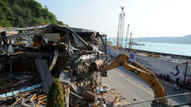 Kaçak yapıları yıkacak müteahhit yok