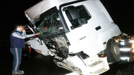 Çimento kamyonuyla kurtarıcı vinç çarpıştı: 1...