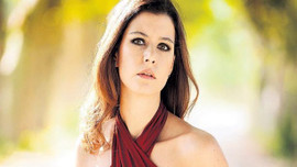 Beren Saat'e kötü sürpriz! Bekar evini su bastı