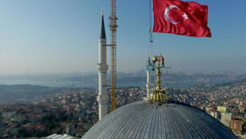 Çamlıca Camisi'nin 4,5 tonluk alemi yerine yerleştirildi!