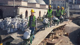 Kapalıçarşı'da çatıya kiremitler döşeniyor!