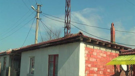 Bu evin ortasından elektrik direği geçiyor!