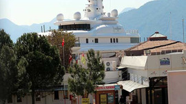 Dubai Şeyhi dev yatından inmeden 700 bin TL harcadı!