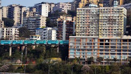 Böylesi ancak Çin'de olur! Apartmanın içinden metro geçiyor