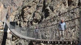 Artvin'de asma köprüye demir kapı yapıldı!