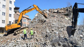 Yüksekova'da hasarlı binalar yıkılıyor!