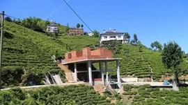 Böylesi ancak Rize'de olur! Köy yoluna ev yaptılar!