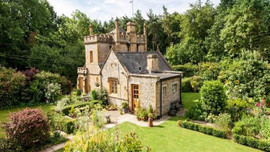 İngiltere'nin en ufak kalesi ''Molly'nin Evi'' satışta!