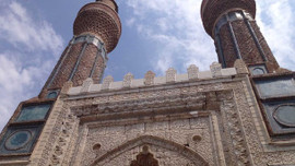 Tarihi asitle sildiler!