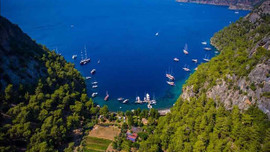 Ünlü yapımcı koy aldı! Turizm işine giriyor!