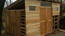 Tahta paletlerle muhteşem ev inşa etti