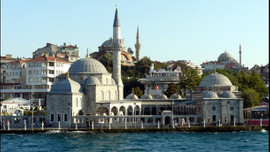 Tarihi camide yaya yolu çatlağı!