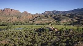 Muhteşem malikanesini karısı için satıyor!