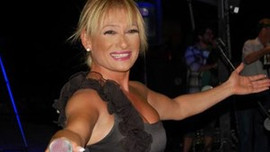 Ünlü şarkıcı Zeynep köye yerleşti!