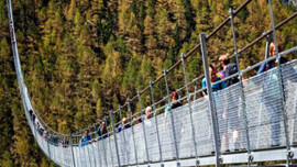 Dünyanın en uzun asma yaya köprüsü açıldı