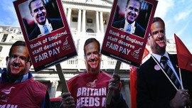 Dev bankanın çalışanları grevde!