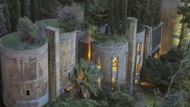 Çimento fabrikasından fantastik şato yarattı!