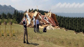 Ekibi beklemeden evini kendi yıktı!
