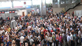 Havalimanında yolcu kuyruğu!