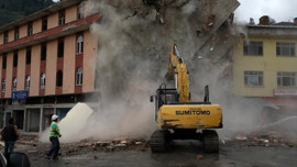 Dere yatağına yapılan 4 katlı bina yıkıldı