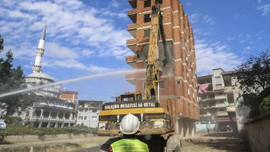 Dere yatağındaki o bina yıkılıyor!