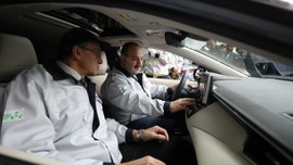 Sanayi bakanı Toyota testinde! Direksiyona kendi geçti