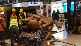 TAV’ın işlettiği limandaki heykel kaldırıldı