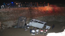 GÜNCELLEME - Bayburt'ta iki araç menfez çukuruna...