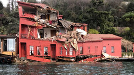 İstanbul Boğazı'nda tanker yalıya çarptı