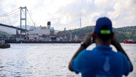 En büyük inşaat gemisi Boğaz'da!