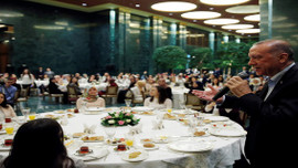 Emine Erdoğan gençleri sahurda Külliye'de ağırladı