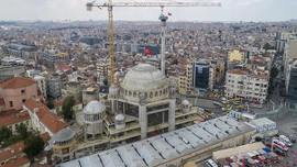 Taksim Camisi'nin minaresi yükseliyor