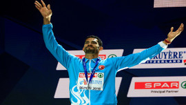 Yasmani Copello Escobar gümüş madalyasını törenle...