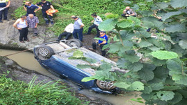 Rize'de otomobilin dereye yuvarlanması