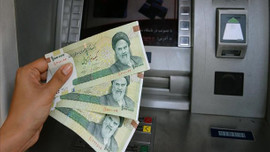 İran'da ABD yaptırımlarının ilk günü dolar değer kaybetti