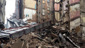 Beyoğlu'nda 6 katlı metruk bir bina yıkıldı