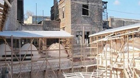 Tarihi Medresenin tepesine 3 katlı bina diktiler!