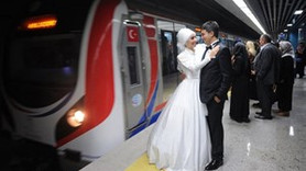 Marmaray'da düğün fotoğrafı çektirdiler