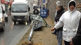 Reklam panosu vatandaşların üzerine devrildi!