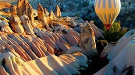 Kapadokya'da balon yolcularıyla düştü