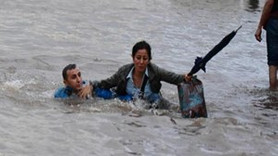 Yağmur Antalya'da hayatı felç etti