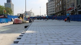 Taksim'de beton kaplı olan zemine parke taşı döşeniyor