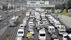 Servis araçları İstanbul trafiğini boğuyor